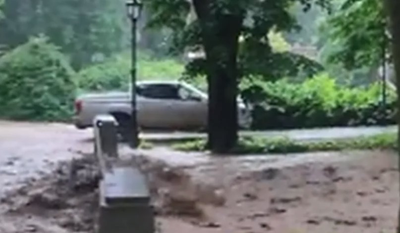 PRIRODA POKAZALA SVU SNAGU Bujica paralisala puteve, voda nosi sve pred sobom (VIDEO)