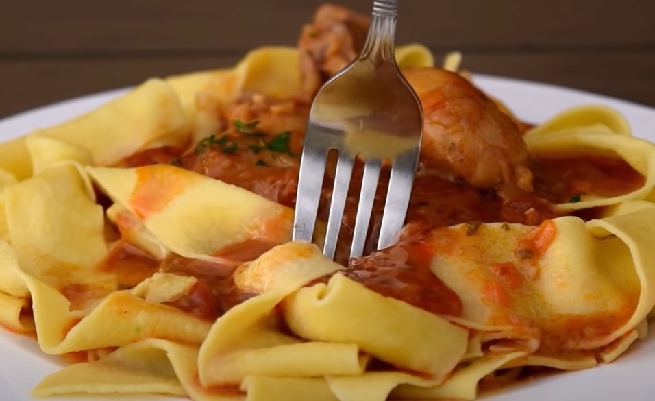 KROMPIR PAPRIKAŠ OBOŽAVAJU SVE GENERACIJE Ručak koji se praktično sam kuva