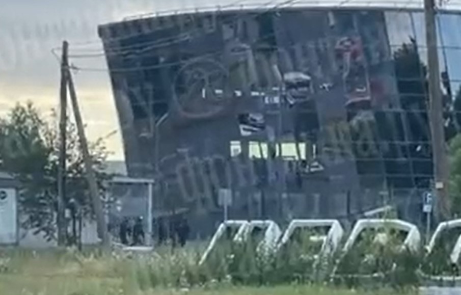 Opkoljena zgrada "Vagnera" u Sankt Petersburgu (VIDEO)
