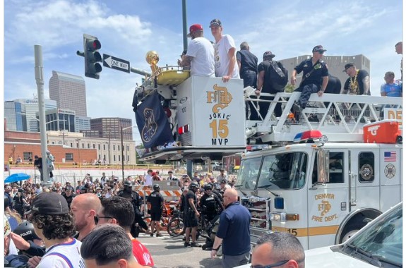 JOŠ JEDAN SKANDAL NA PARADI U DENVERU Kamion koji je vozio Jokića i ekipu udario policajca (FOTO/VIDEO)