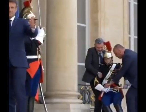 ISPLIVAO SKANDALOZAN VIDEO Čuvar pred Makronovim očima doživio srčani udar, ovaj se pravio "lijep" (VIDEO)