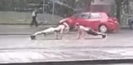 PLJUSAK IH NIJE OMEO Kiša "potapa" grad, dvojac na ulici radi sklekove (VIDEO)