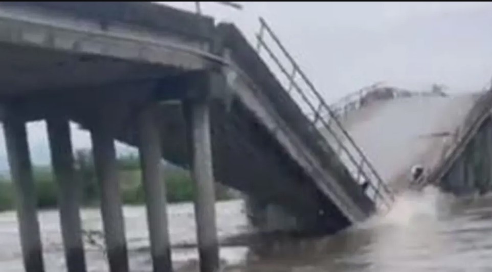 UNIŠTILA GA VODENA BUJICA Srušio se most kod Čačka, prekinuta veza između dva sela (VIDEO)