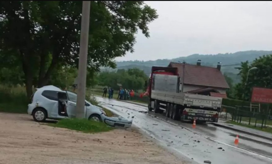 Težak sudar kamiona i automobila kod Busovače, jedna osoba stradala