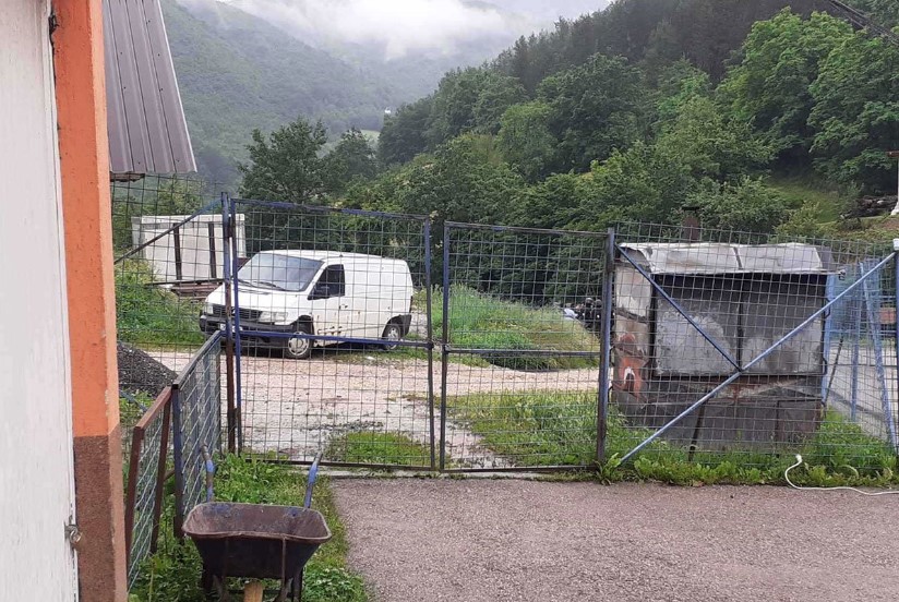 NOVI DETALJI DRAME U RUDOM Sudski policajci se sakrili, Žandarmerija pregovara