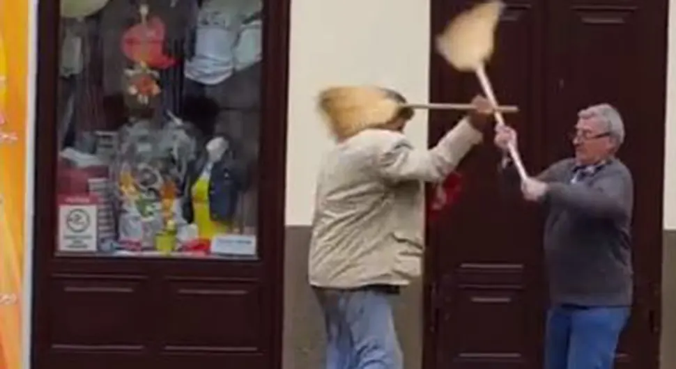 "MMA MEČ U SREMU" Dvojica muškaraca tukla se metlama usred grada, a onda je jedan borac završio na zemlji (VIDEO)