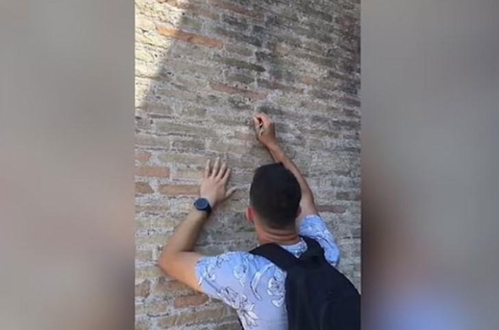 SKANDALOZNO! Turista urezivao imena na rimskom spomeniku starom više od 2.000 godina (VIDEO)
