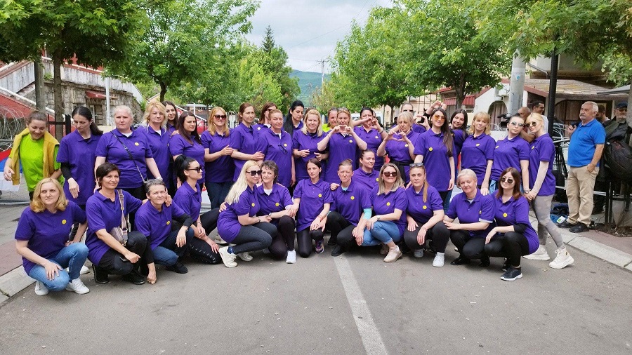 SNAŽNA PORUKA PODRŠKE OD NJIHOVIH TETA Vaspitačice koreografijom ispred okupirane zgrade opštine u Zvečanu obilježile Međunarodni dan djece (FOTO)