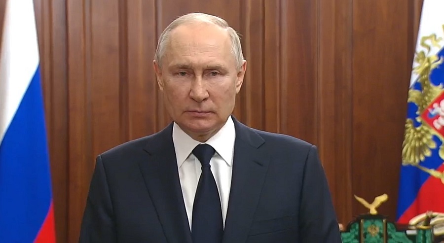 (VIDEO) TRI PUTA ZARONIO U VODU PA SE PREKRSTIO Pogledajte kako se Putin okupao na Bogojavljenje