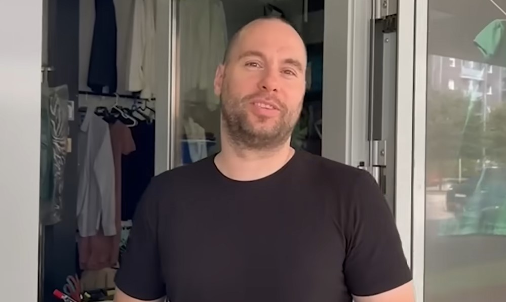 ZVEZDAN SLAVNIĆ POKAZAO GOMILU NOVCA Zahvaljuje se fanovima i moli ih da tako nastave (VIDEO)