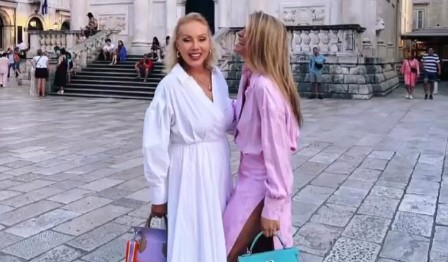 Lepa Brena i Melina Džinović napravile pometnju u Dubrovniku, prošetale stradunom, mreže gore (VIDEO)