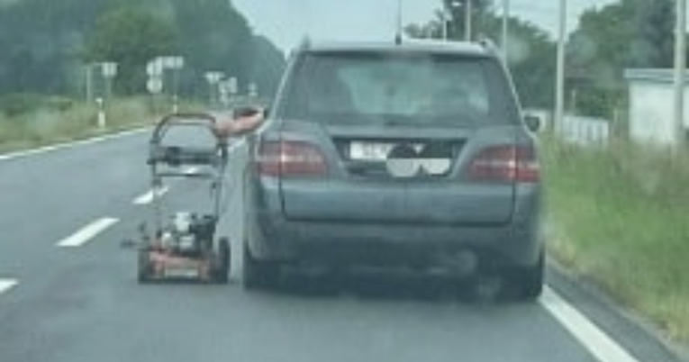 "SPECIJALNI TRANSPORT PRED SLATINOM" Muškarac istovremeno vozio automobil i kosilicu