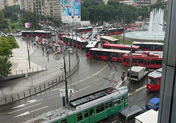 RIJEKE I GEJZIRI NA ULICAMA Nevrijeme napravilo kolaps u Beogradu, kiša ne prestaje da pada (VIDEO)