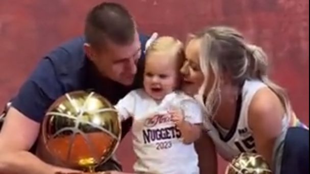 MALA OGNJENA U CENTRU PAŽNJE Jokićeva kćerkica koristila tatine trofeje kao bubnjeve (VIDEO)