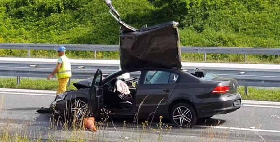 POTPUNO OBUSTAVLJEN SAOBRAĆAJ Stravična nezgoda kod Kaknja: Pasatom udario u valjak, vatrogasci rezali vozilo (VIDEO)