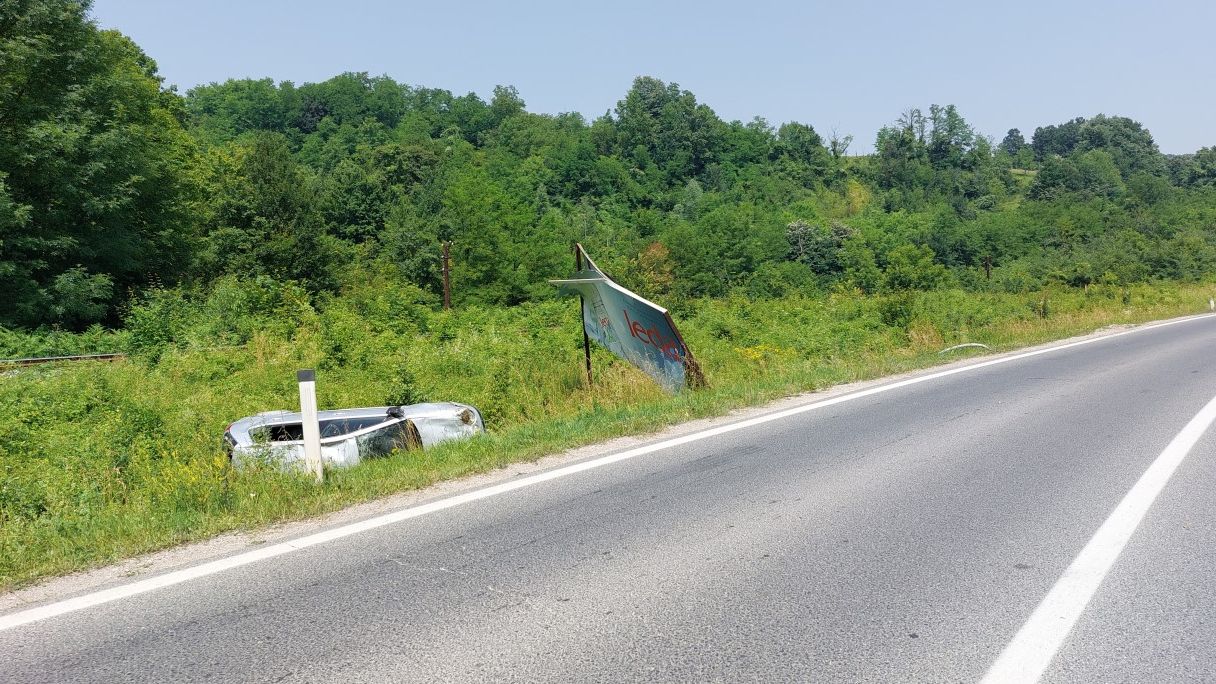Saobraćajna nesreća kod Srebrenika: Automobil sletio s ceste u jarak