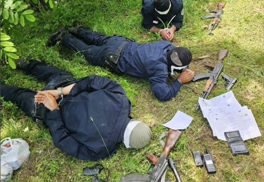 NAORUŽANI DO ZUBA Pogledajte hapšenje Kurtijevih specijalaca, uhvaćeni u šumi na teritoriji centralne Srbije (FOTO/VIDEO)