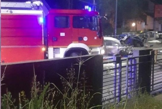 STRAVIČNA SAOBRAĆAJKA KOD KRUŠEVCA Poginule tri mlađe osobe, vozila uništena do neprepozatljivosti (FOTO/VIDEO)