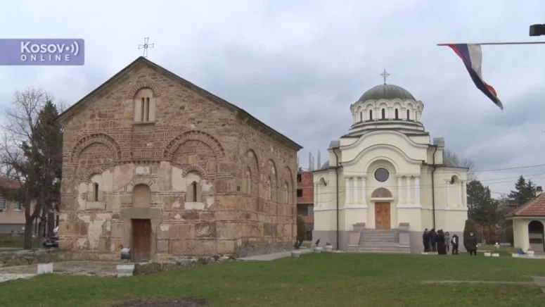 Nova zastava SPC na zvonari crkve Svetog Flora i Lavra u Lipljanu