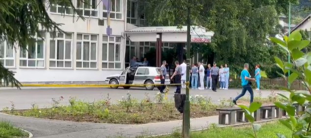 Ocu 13-godišnjaka koji je pucao u nastavnika produžen pritvor