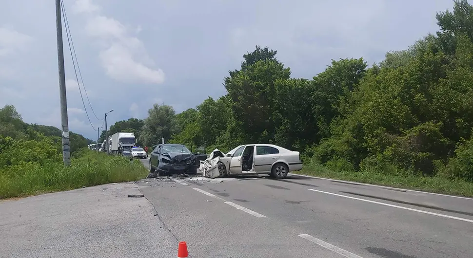 STRAVIČNA SAOBRAĆAJKA KOD BIJELJINE Vozila smrskana od siline udara, saobraćaj obustavljen