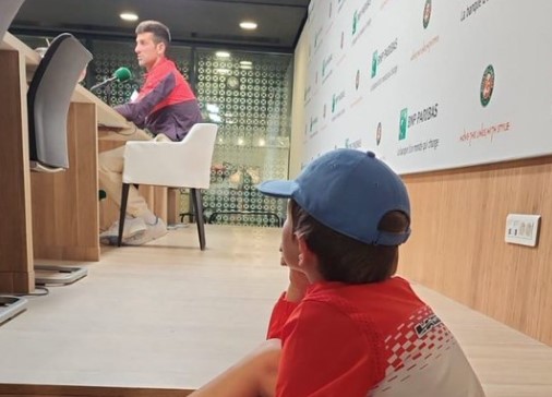 SAKRIO SE I GLEDA SVOG TATU Fotografija Stefana Đokovića kako sluša Noleta na konferenciji je najljepša fotografija Rolan Garosa (FOTO)