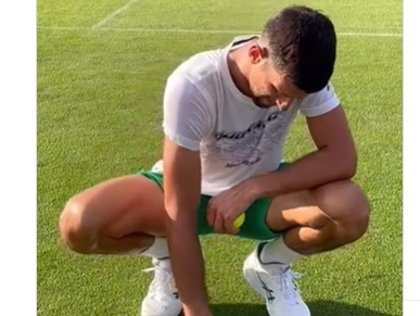 "MOLIM TE, NEMOJ VIŠE DA JEDEŠ TRAVU" Kirjos odgovorio Đokoviću na njegovu tradiciju sa Vimbldona (VIDEO)