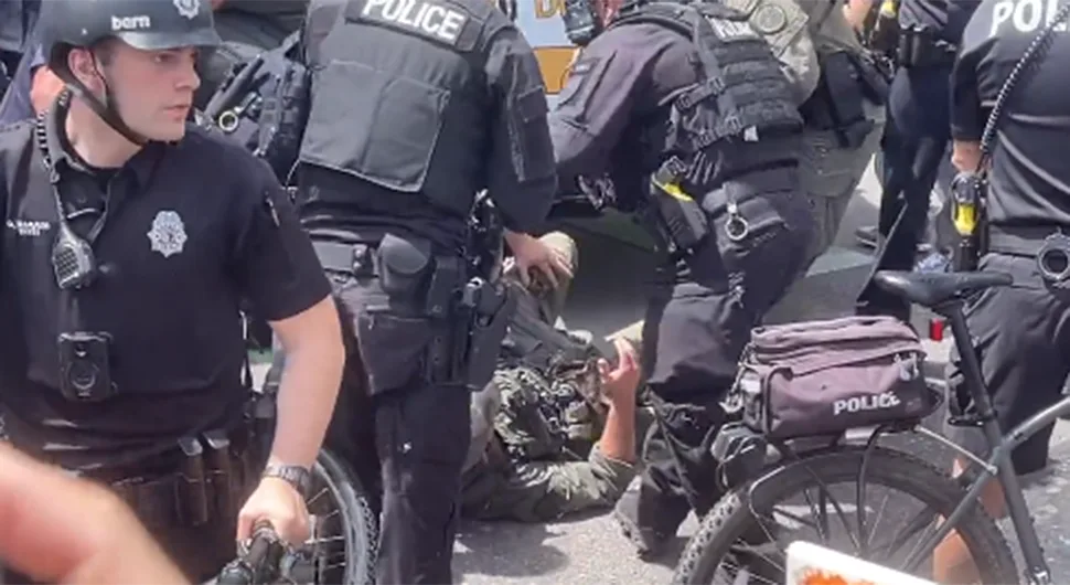 Objavljen snimak policajca kojeg je udario kamion koji je vozio Jokića i ekipu (VIDEO)