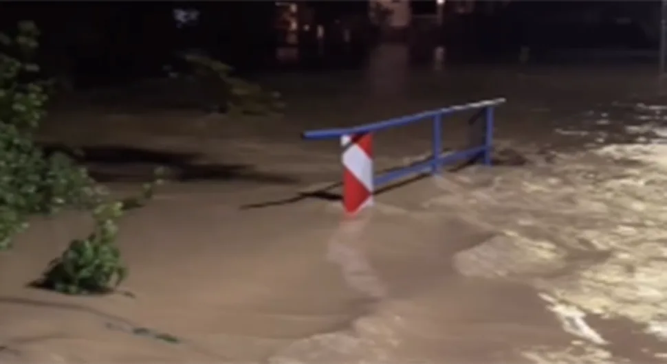 OBILNE PADAVINE NAPRAVILE HAOS U PRNJAVORU Pojedini dijelovi pod vodom, ekipe na terenu (VIDEO)