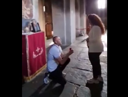 DEDA I UNUK SA KOSOVA I METOHIJE RASPLAKALI SRBIJU Vjerili izabranice na istom mjestu u razmaku od 55 godina (VIDEO)
