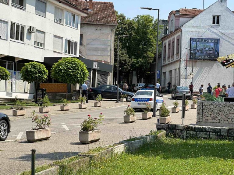 DRAMA U PRNJAVORU Automobilom se zabio u kafić (FOTO)