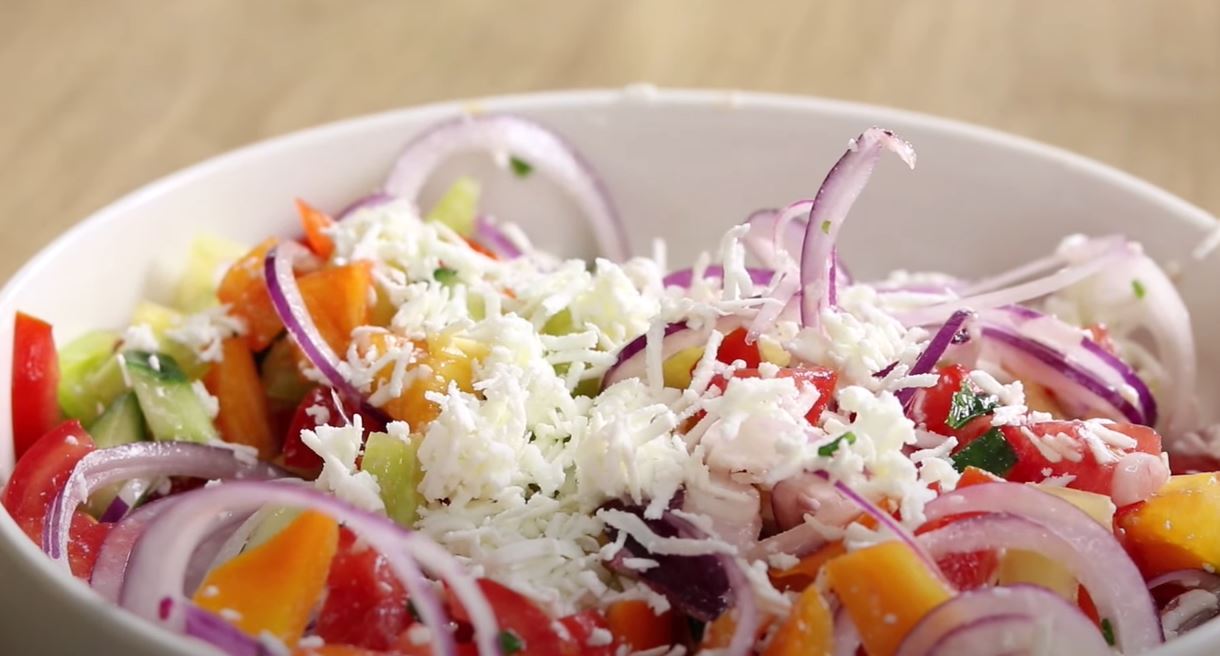 RECEPT ZA ŠOPSKU SALATU Toliko je bogata povrćem i sirom da može zamijeniti obrok u toplim danima