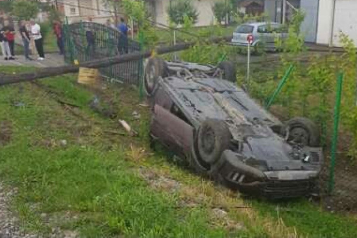 UDES KOD BIJELJINE Automobil završio na krovu, povrijeđen vozač (FOTO)