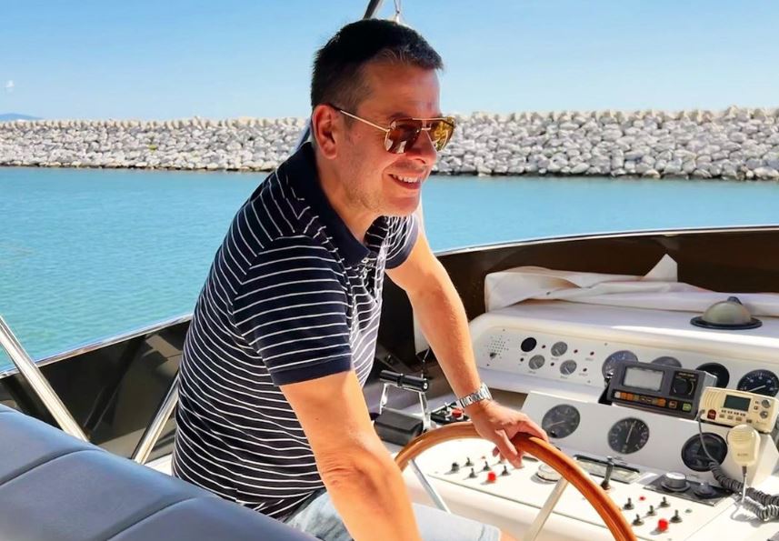 (FOTO) PJEVAČ DOŽIVIO "MORE" PEHOVA Vladi Georgijevu pukle hlače usred koncerta