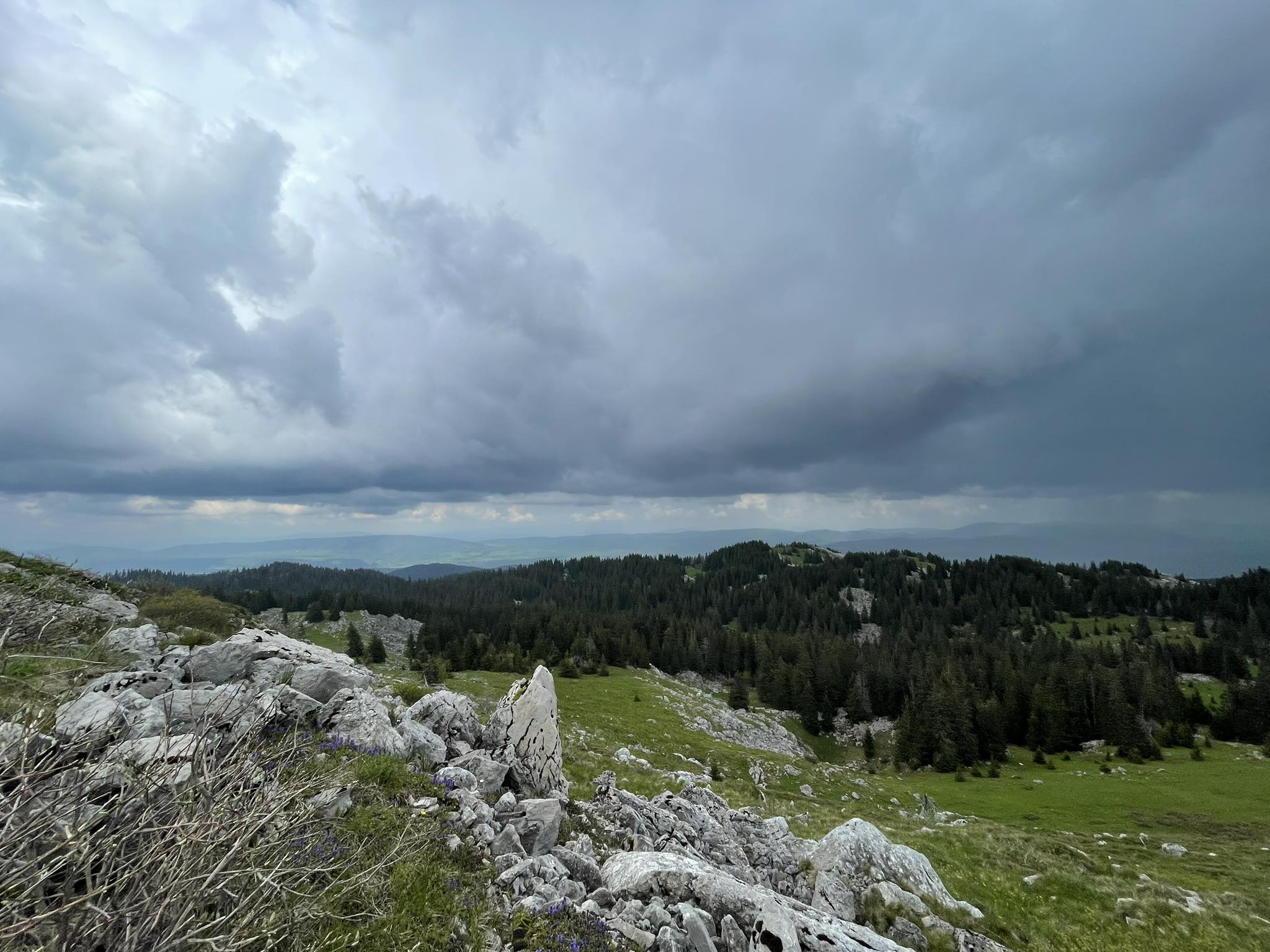 Temperatura do 29 stepeni: Sutra oblačno vrijeme praćeno kišom, pljuskovima i grmljavinom