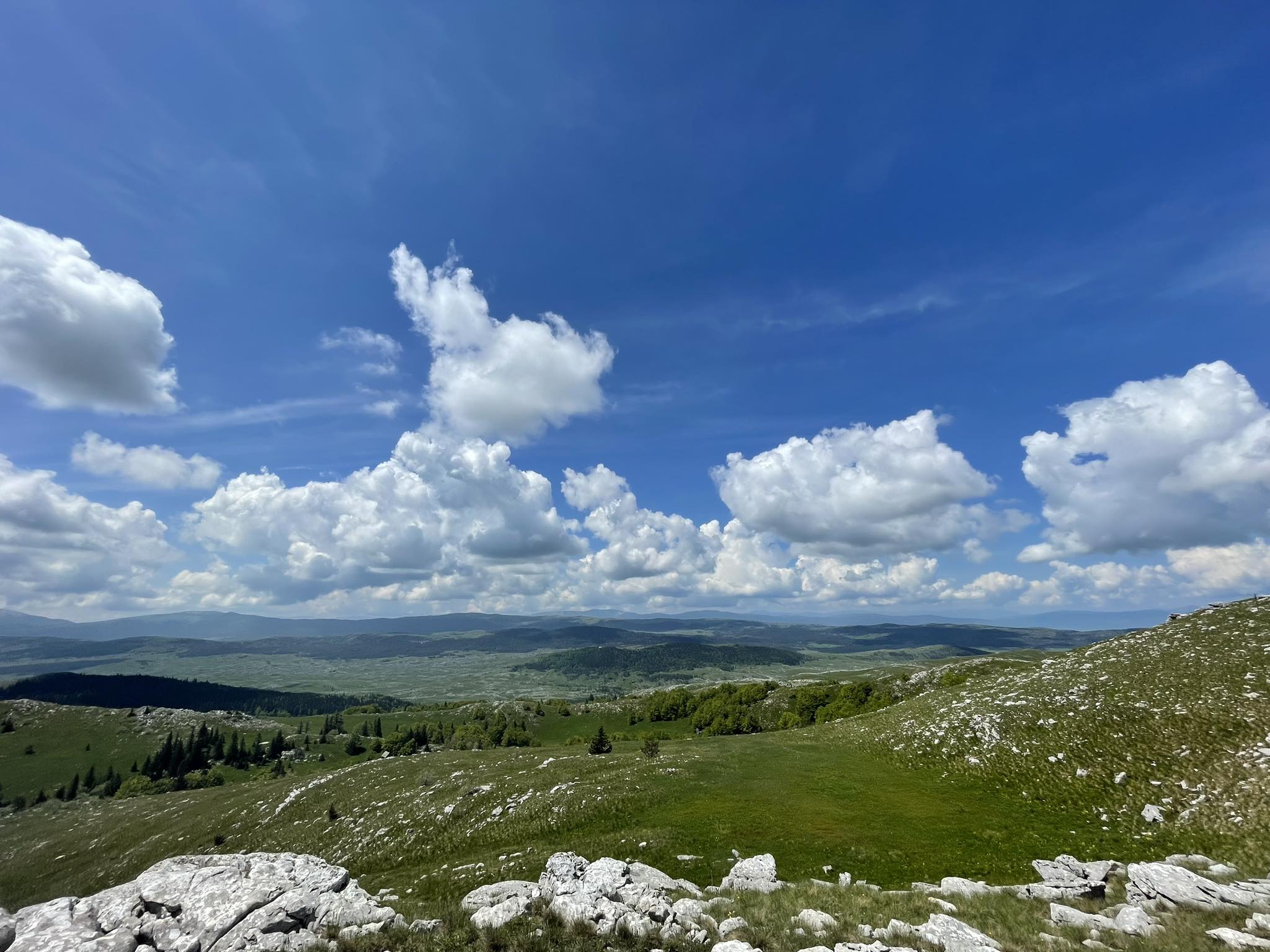 PROMJENJIVO VRIJEME Narednih dana sunčano i toplo uz kratkotrajnu kišu, temperatura do 33 stepena