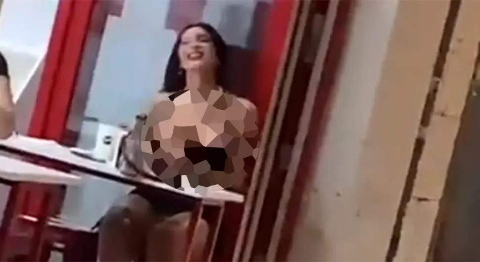 (EKSPLICITAN SNIMAK) Žena pokazivala gole grudi usred restorana