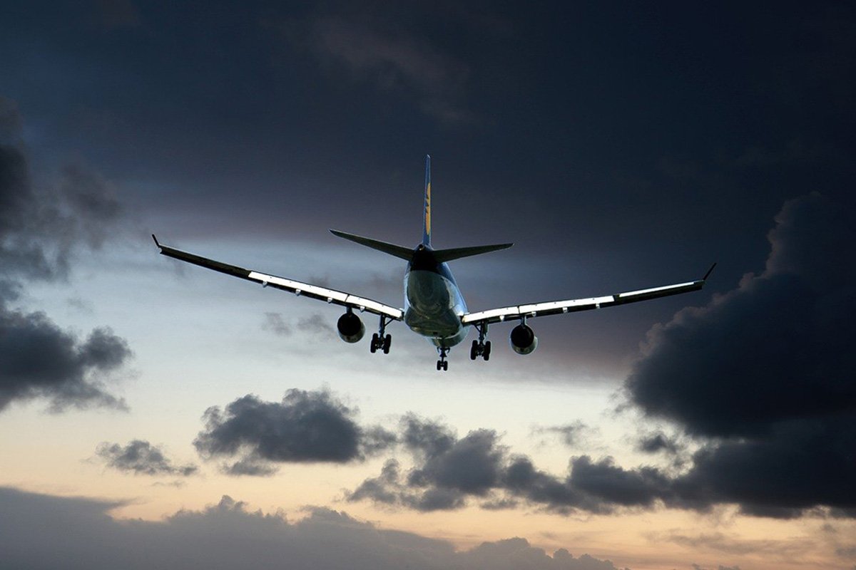 Avion poletio, pa hitno sletio zbog pukotine
