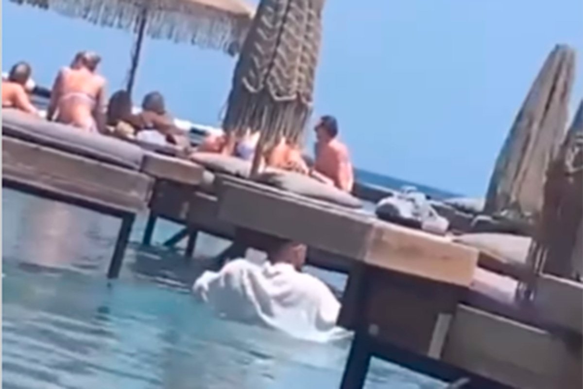 ŽALOSNA SCENA! Snimak konobara u Grčkoj pokrenuo raspravu na mrežama (VIDEO)