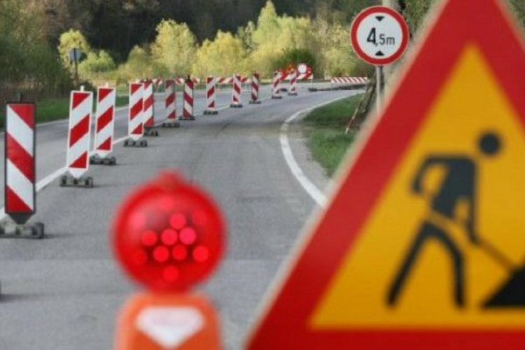 Stanje na putevima: Radovi usporavaju odvijanje saobraćaja