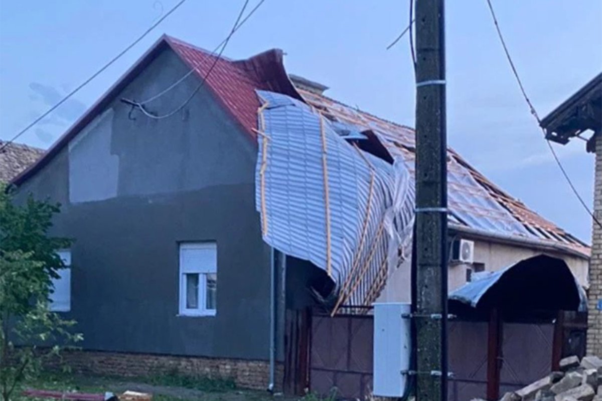 GRAD LOMI FASADE I ROLETNE, VJETAR NOSI SVE PRED SOBOM Strašno nevrijeme pogodilo Srbiju: Stiže li i u BiH? (VIDEO)