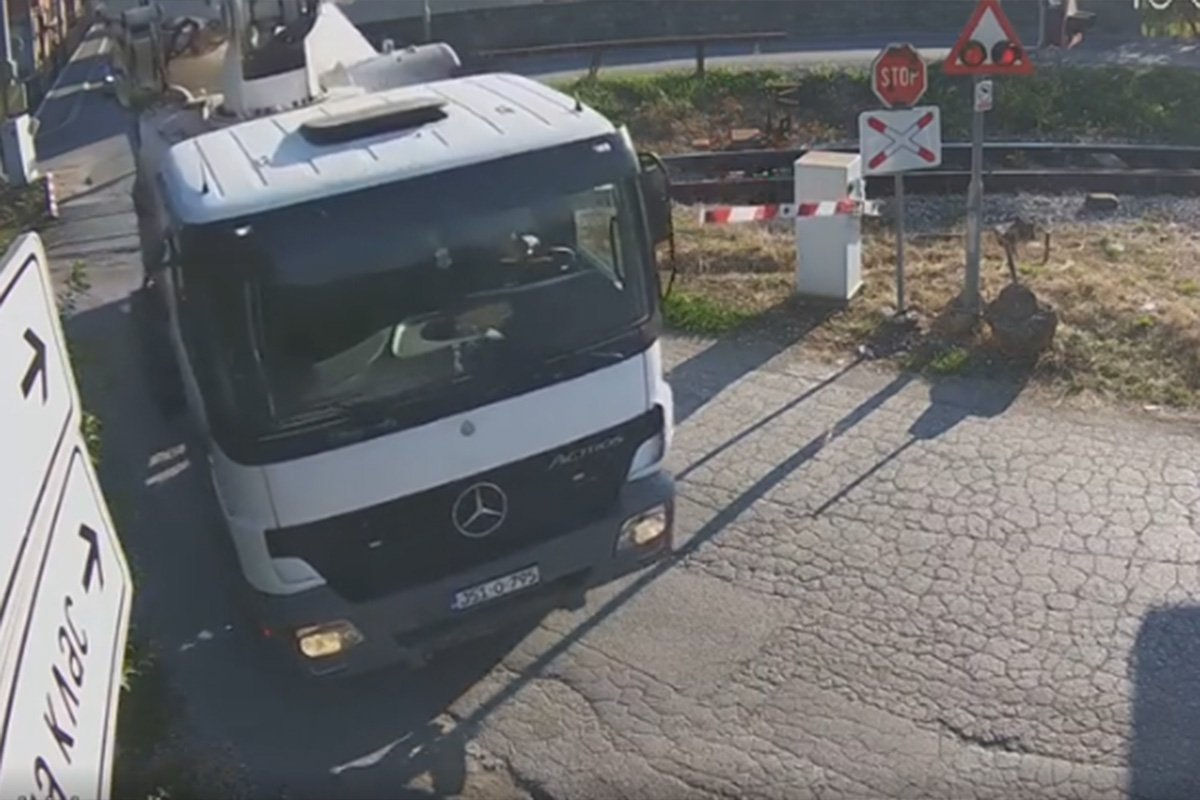 ZABRINJAVAJUĆE PONAŠANJE VOZAČA U BANJALUCI Kamionom prošao preko pruge uprkos spuštenoj rampi (VIDEO)