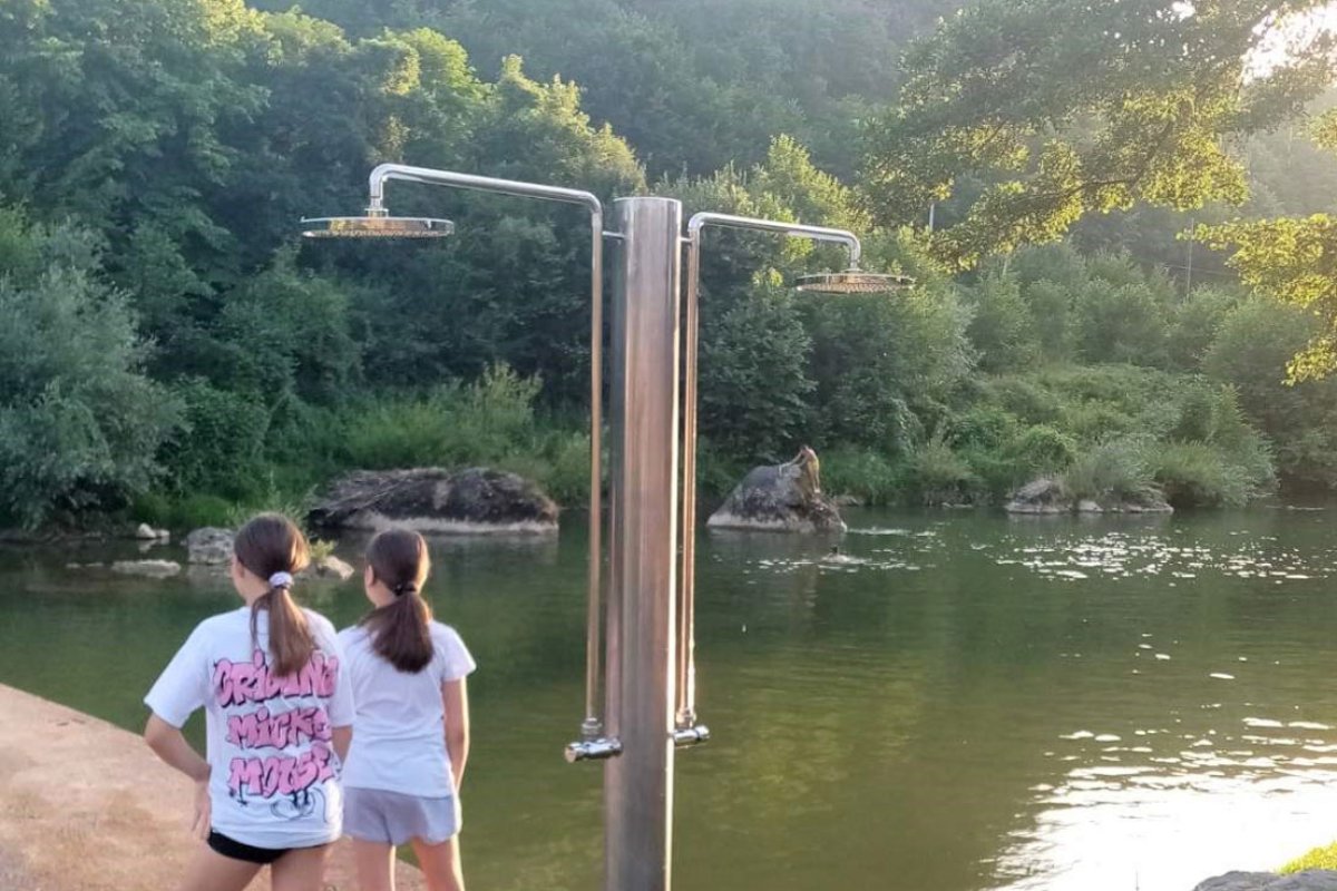 Postavljeni tuševi na plaži u Zelenom viru