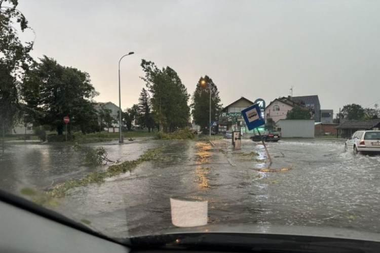 NEVRIJEME U BRČKOM: Jedna žena poginula, više od 20 ljudi povrijeđeno (VIDEO)