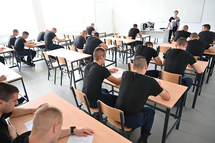 VELIKA ZAINTERESOVANOST Ministarstvo unutrašnjih poslova RS zatrpano prijavama đaka za srednju školu