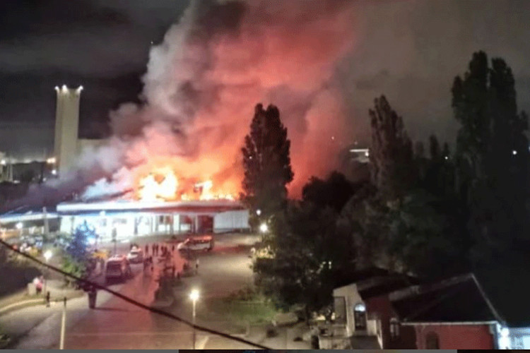 Vatrogasci pet sati gasili požar na željezničkoj stanici (VIDEO)