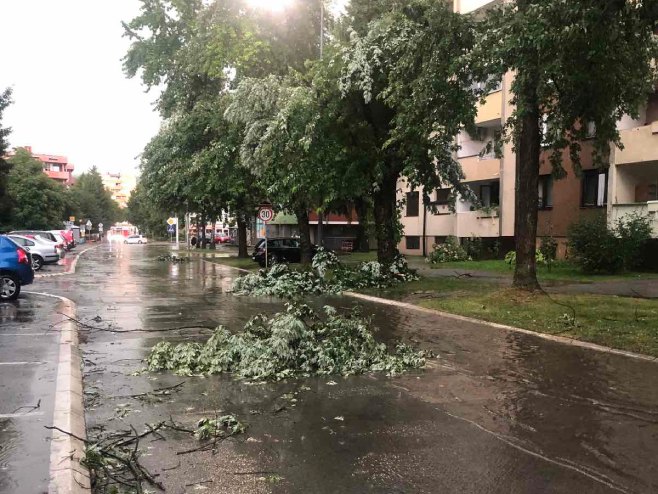 DETALJNA UPUTSTVA U SLUČAJU RAZORNE OLUJE Nađite zaklon, a evo šta da radite ako ste u automobilu