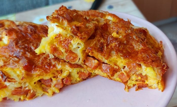 Brzo, lako, jeftino, a preukusno: Pita od gotovih kora sa kobasicama za bilo koje doba dana 