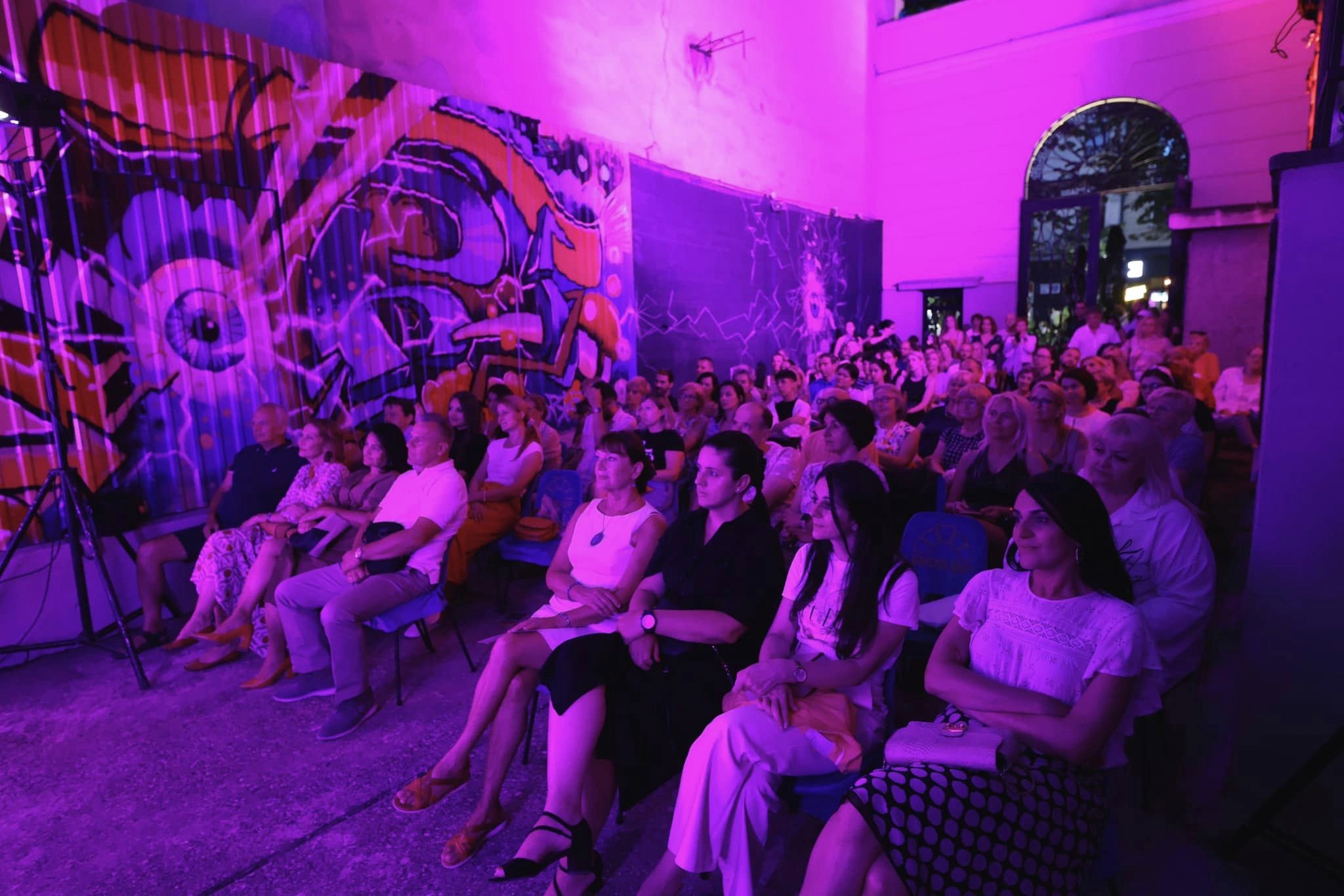 PUTOVANJE KROZ MUZIČKE ŽANROVE Koncert “Kofi šop kolektiva” u Art dvorištu