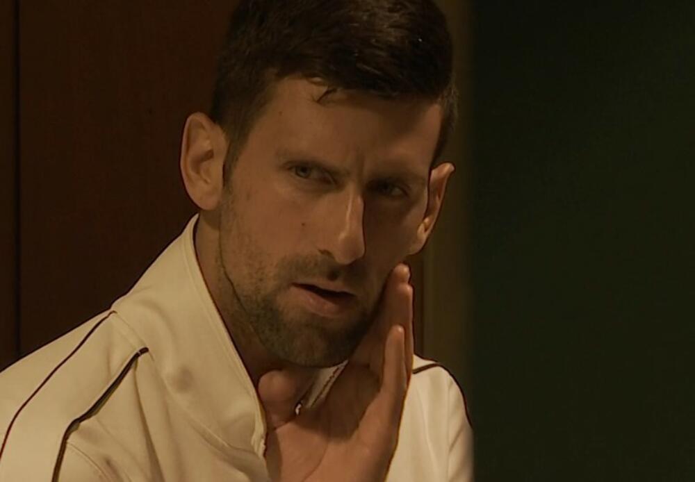 NOVAK ZIJEVAO PORED TERENA DOK ČEKA NASTAVAK MEČA Đokovića u ovom izdanju još nismo vidjeli (VIDEO)